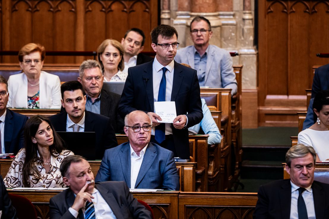 Fidesz-frakció: Facebook-kormányzás és be nem tartott ígéretek jellemzik a Tisza-kormány 100 napját