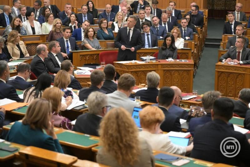 Két lépcsőben emelik a szociális dolgozók bérét